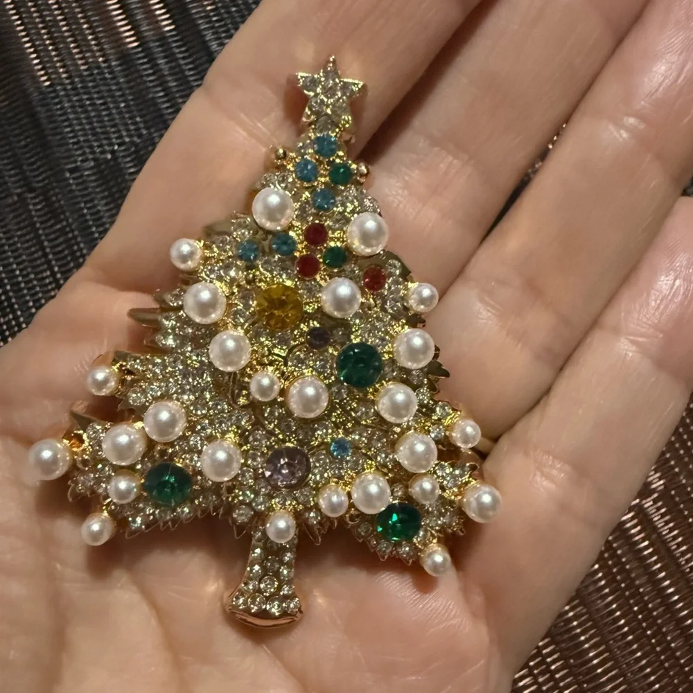 Gorgeous Christmas Tree Brooch Pin